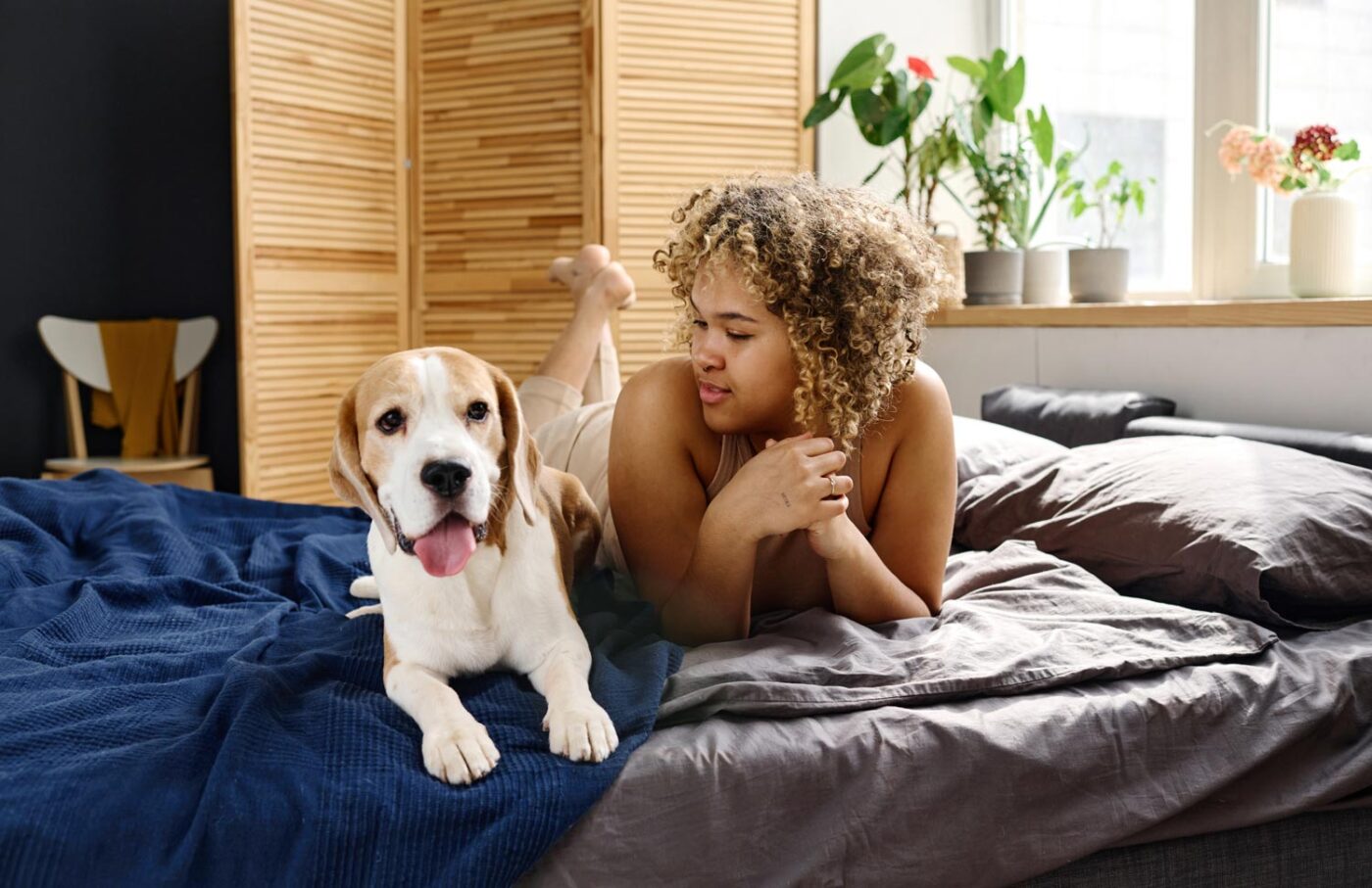 woman and dog on bed 2022 05 02 15 32 20 utc